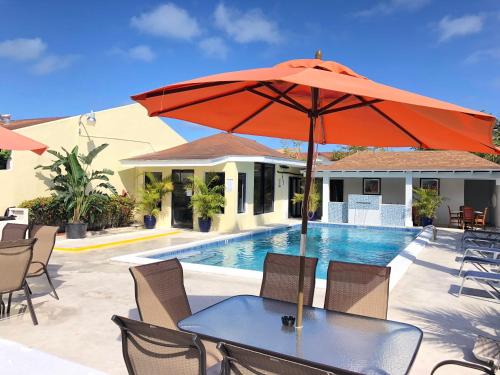 Colony Club Inn & Suites